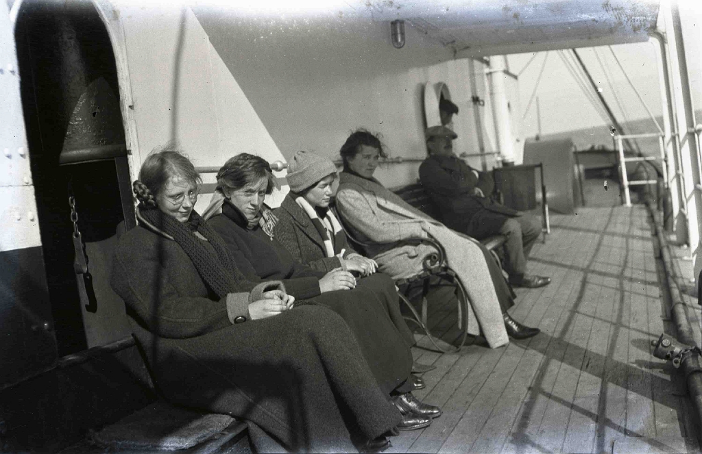 19070900c CROIL & MITCHELL FAMILY ca 1900 - 1916 Family members presumably aboard RMS Victorian bound for England Sep 1907.jpg